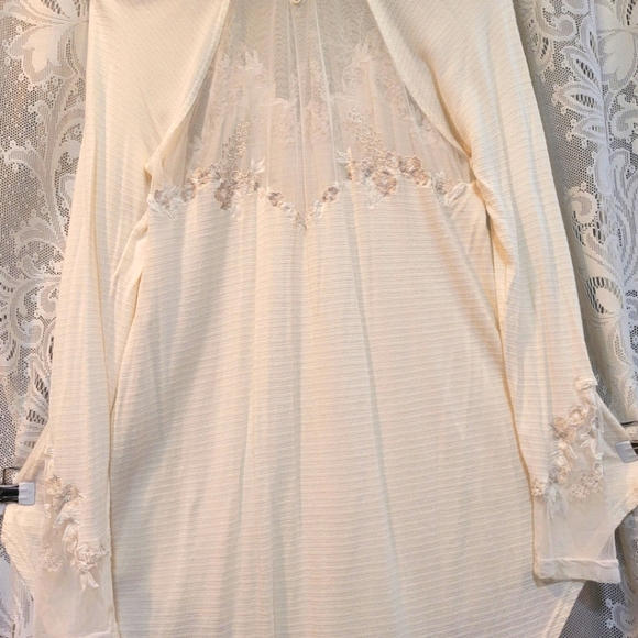 Free People Womens Sz M Sheer White w/ Beautiful Floral Embroidery - Picture 7 of 11